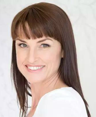 Kira Sutherland 老师